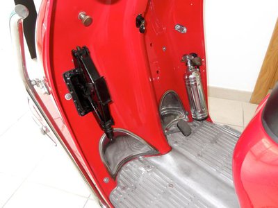 mit Feuerlöscher und Wagenheber