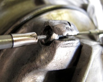 Kreatives Widerlager für den Handbremsbowdenzug