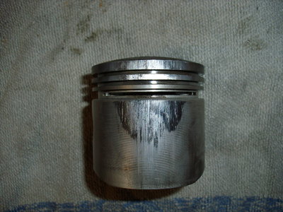 DSCI2163.JPG (314.59 KiB) 10676 mal betrachtet Kolbenansicht Stößelkannal, das gleiche Frasbild ist auch auf der anderen Seite, also in Fahrtrichtung zu sehen.