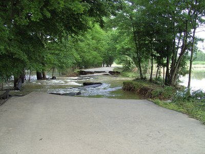 Diese Straße verbindet nun zwei Teiche
