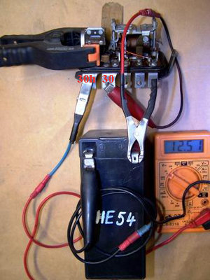 Anlass-Relais Kontakt geschlossen: Batterie-Spannung zu Kl.30h (Anlasser)