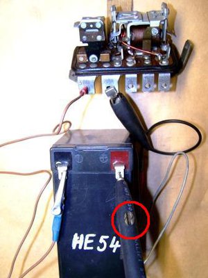 Anlass-Relais Kontakt offen: Prüflampe brennt nicht, keine Spannung zu Kl.3h (Anlasser).<br />Wenn Kontakt geschlossen ist, muß die Prüflampe brennen !
