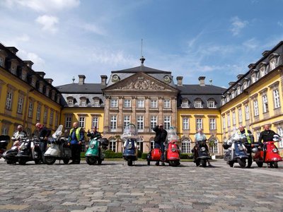 Fürstlicher Fuhrpark vor der Burg in Bad Arolsen