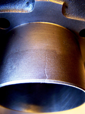 Riss der Zylinderwandung am aufgebohrten 200er