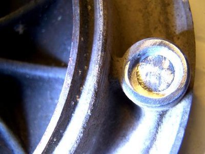 Radschraube 1 kompr..JPG (34.88 KiB) 2975 mal betrachtet Schraubenkopf ist in die Alu-Bremstrommel eingegossen