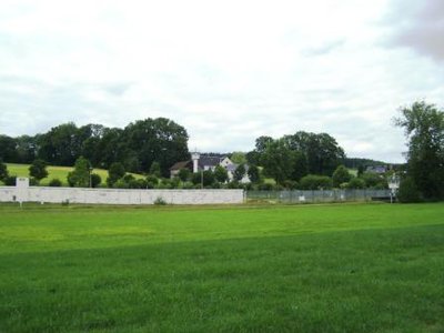 Geteiltes Dorf Mödlareuth "Little Berlin"<br />Blick von der Bayerischen Seite über die Grenzanlage in die ehemalige "DDR".<br />Seit der Wiedervereinigung weitläufiges Grenzmuseum.<br />Vor der Grenzanlage verläuft auch der "Tannbach".