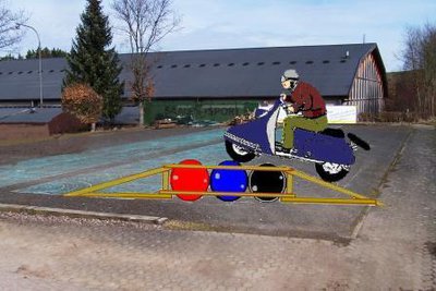 Fotomontage mit nur 3 Ölfässern auf dem Platz, wo das Turnier stattfindet.