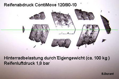 Der helle Bereich am mittleren Profilblock etntstand durch das <br />Klebenbleiben des Papiers beim Ablösen von der Lauffläche.