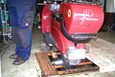 Am Leistungsprüfstand 1.JPG (37.82 KiB) 7228 mal betrachtet Hannibal noch im Wartezustand, Vorderrad mit einem passenden Schuh gesichert. Das Fahrzeug wid mit gespreitzen Beinen am Boden stehend in der Senkrechten gehalten. Holzklötze werden entfernt, die Mittelschiene zwischen den Rollen abgelassen und los geht`s! Leider keine Aufnahme davon.