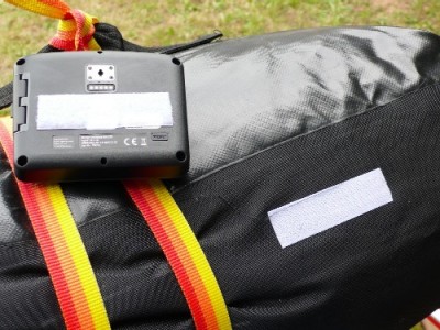 .......Klettband festgepappt. Das ganze wackelte zwar ordentlich, hat aber letztendlich gut funktioniert.