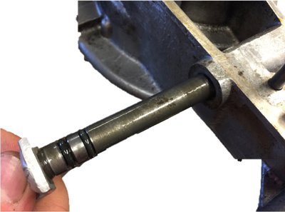 Hier die Schaltwelle mit einem zweiten O-Ring. Gut fetten und dann montieren.