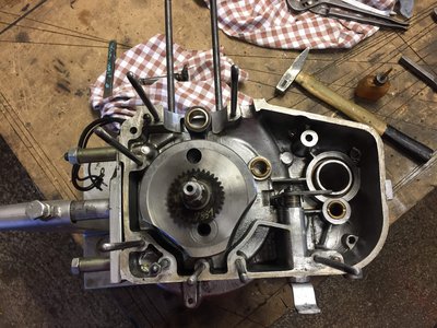 Wichtig auch für den Zusammenbau ist die richtige Stellung des Blechs (zumindest bei den Wellen, bei denen das Blech nicht auf einem Zweiflach verschraubt ist, sondern wie hier angeschweisst - das lässt sich nach dem Zusammenbau des Motors natürlich nicht mehr korrigieren), auf dem der Kugelzapfen angeschraubt ist: es zeigt auf die in Fahrtrichtung linke Seite bzw. zur Kupplungsseite hin.