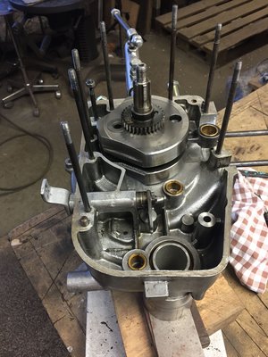 Um das bei mir relativ große Axialspiel auszugleichen, haben wir auch eine Passscheibe untergelegt. Diese dabei so montieren, dass das Stanzteil mit der Rastung schön mittig auf dem Raststift im Gehäuse läuft.