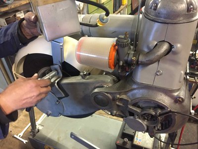 Man sieht Bernds Patent-Halterung für denTesttank auf der Schwinge in drei Ansichten ;).