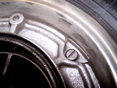 Stützblech unter Felgenschraube falsch .JPG