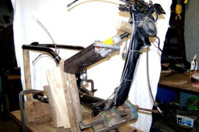 Rahmen auf Arbeitsplatte gut festspannen