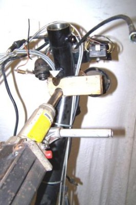 Hydraulikheber unterhalb des Schloßgehäuses ansetzen