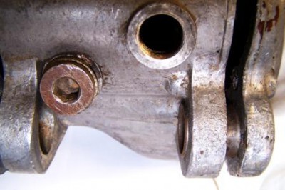 103 A-0: Das Motorgehäuse ist werksseitig schon mit Raststift, Feder und Verschlußschraube versehen<br />             Inbusschraube SW 9 ,  Rechts Ölablaßschraube