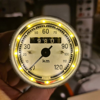 Tacho offen - schön zu sehen: Ein Dutzend LEDs sorgen für gutes Licht.