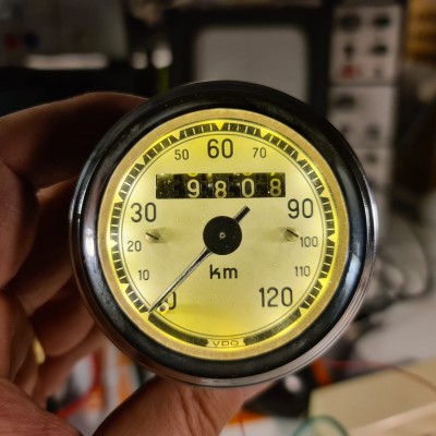 Tacho geschlossen - hier bei normalen Raumlicht. Spannung bei 80%