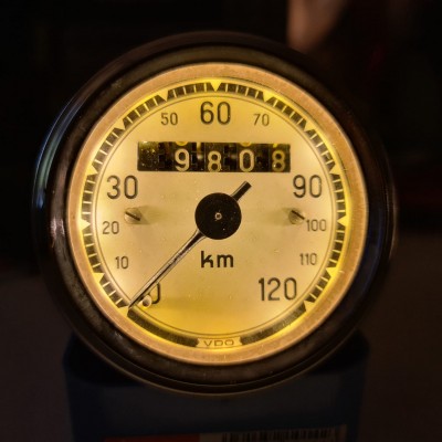 Tacho geschlossen - hier im abgedunkelten Raum. Spannung bei 80%