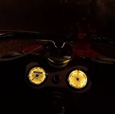 Dunkel war's, die Uhr schien helle, als ein Heinkel - blitzeschnelle, langsam um die Ecke fuhr ...