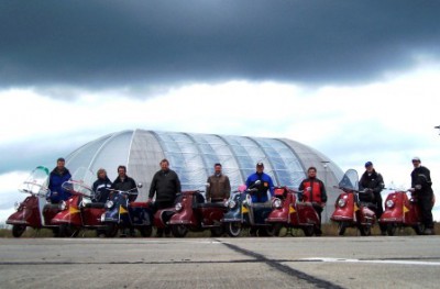Int. Heinkeltreffen in Berlin 2006<br />HFO vor ehem. Cargo-lifter-Halle