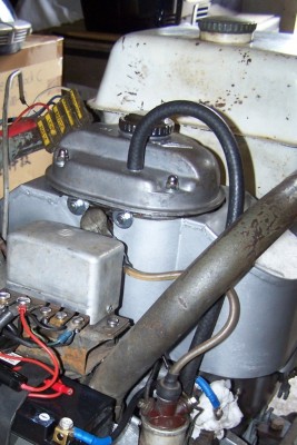 Batterie mit Halter und neuer Verkabelung.JPG