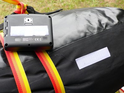 Am Gepäcksack mit Klettband angepappt.