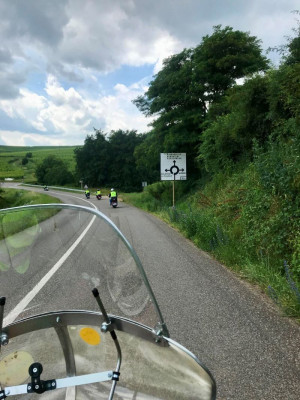 4 auf der Route-des-Vins_800.jpg (179.43 KiB) 4763 mal betrachtet Endlich wieder auf dem Bock