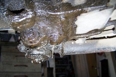 Motor-Unterseite Ölkruste kompr..JPG